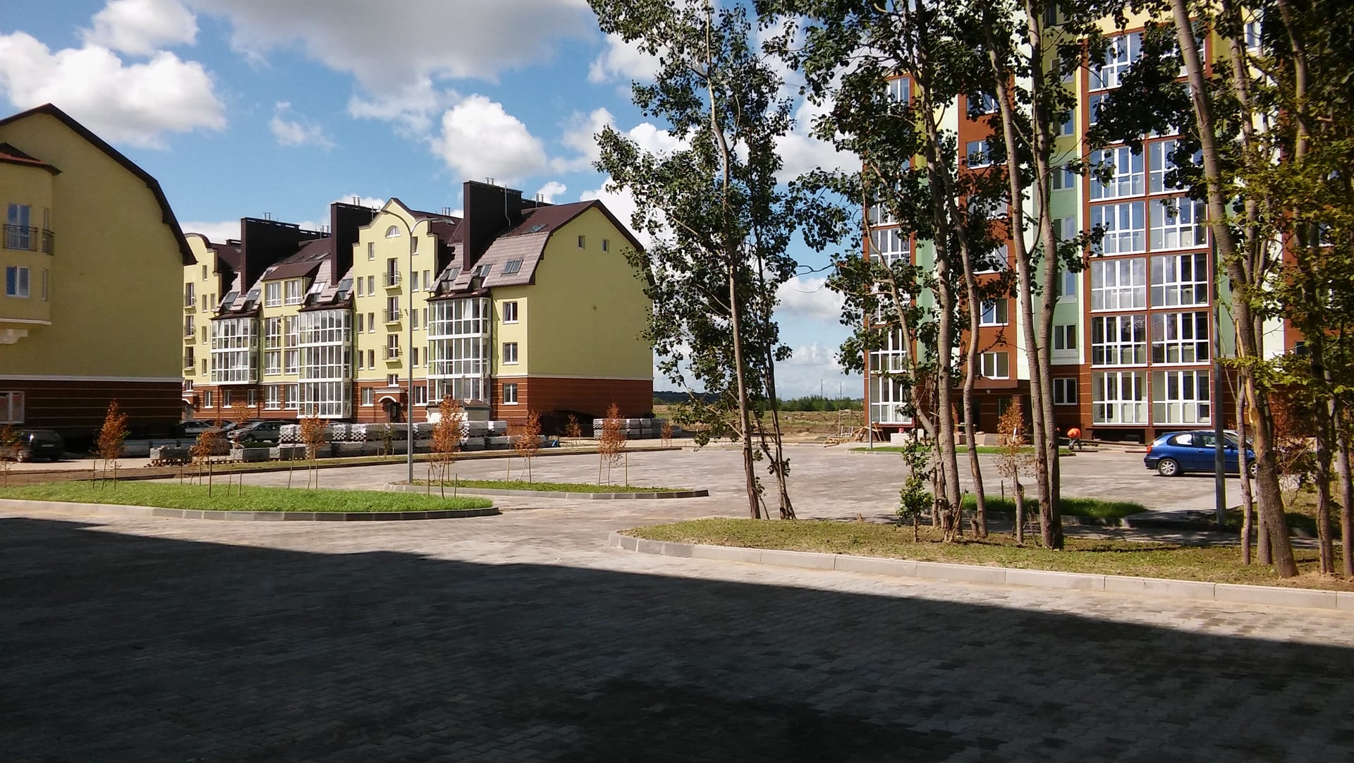 Укладка тротуарной плитки на территории жилого комплекса