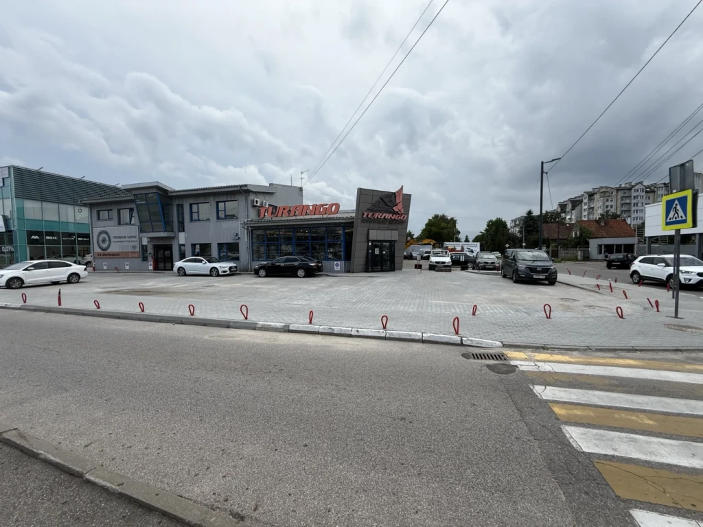 Укладка плитки на территории автомагазина "Туранго"