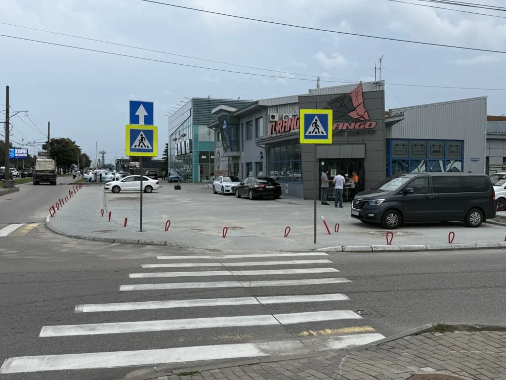 Укладка плитки на территории автомагазина "Туранго"